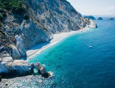 Σκιάθος: Πρόστιμο 1.000 ευρώ αν πάρεις βότσαλα από την παραλία Λαλάρια